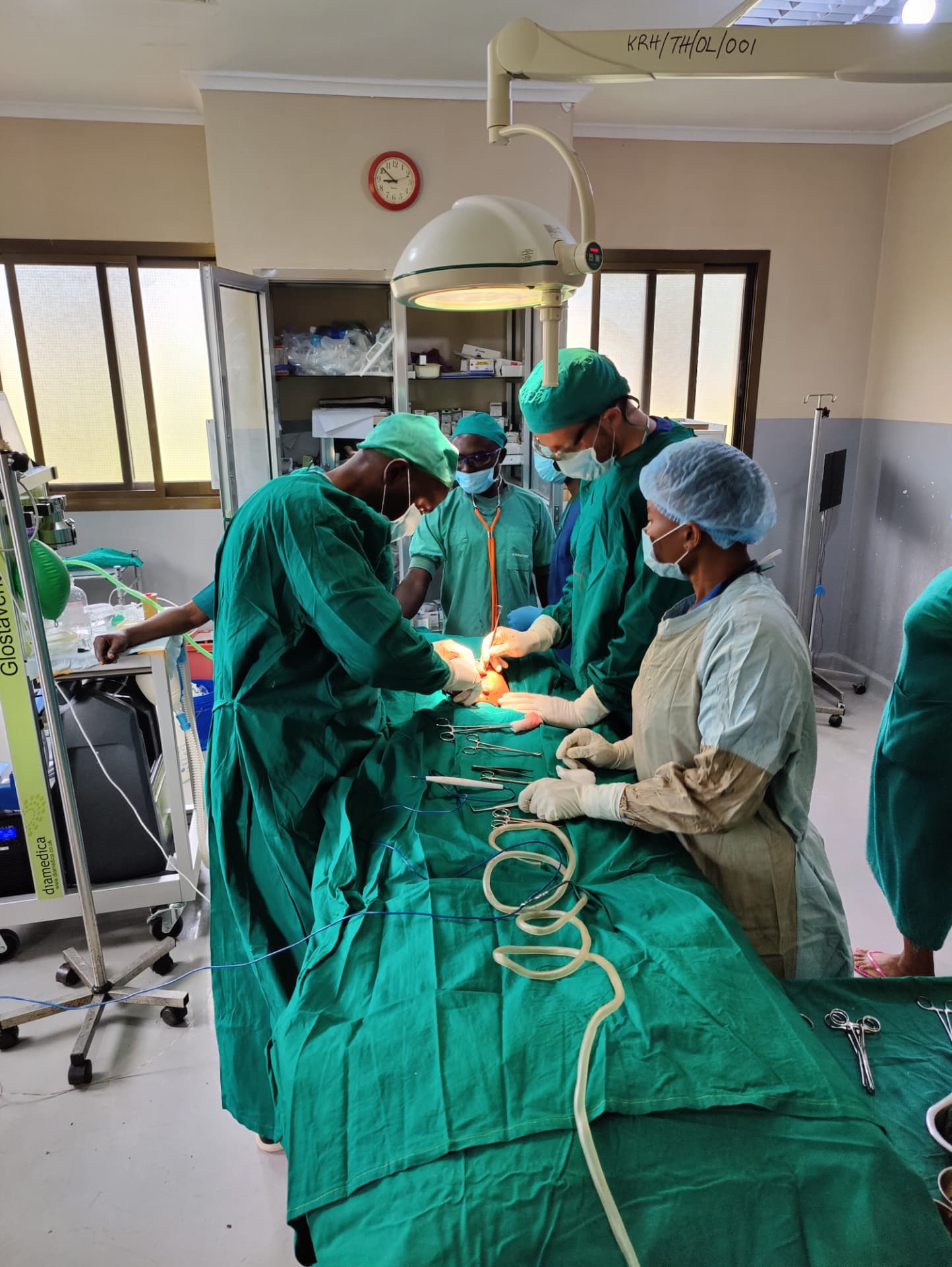 Chirurgisch team voert een operatie uit in een ziekenhuis in Tanzania