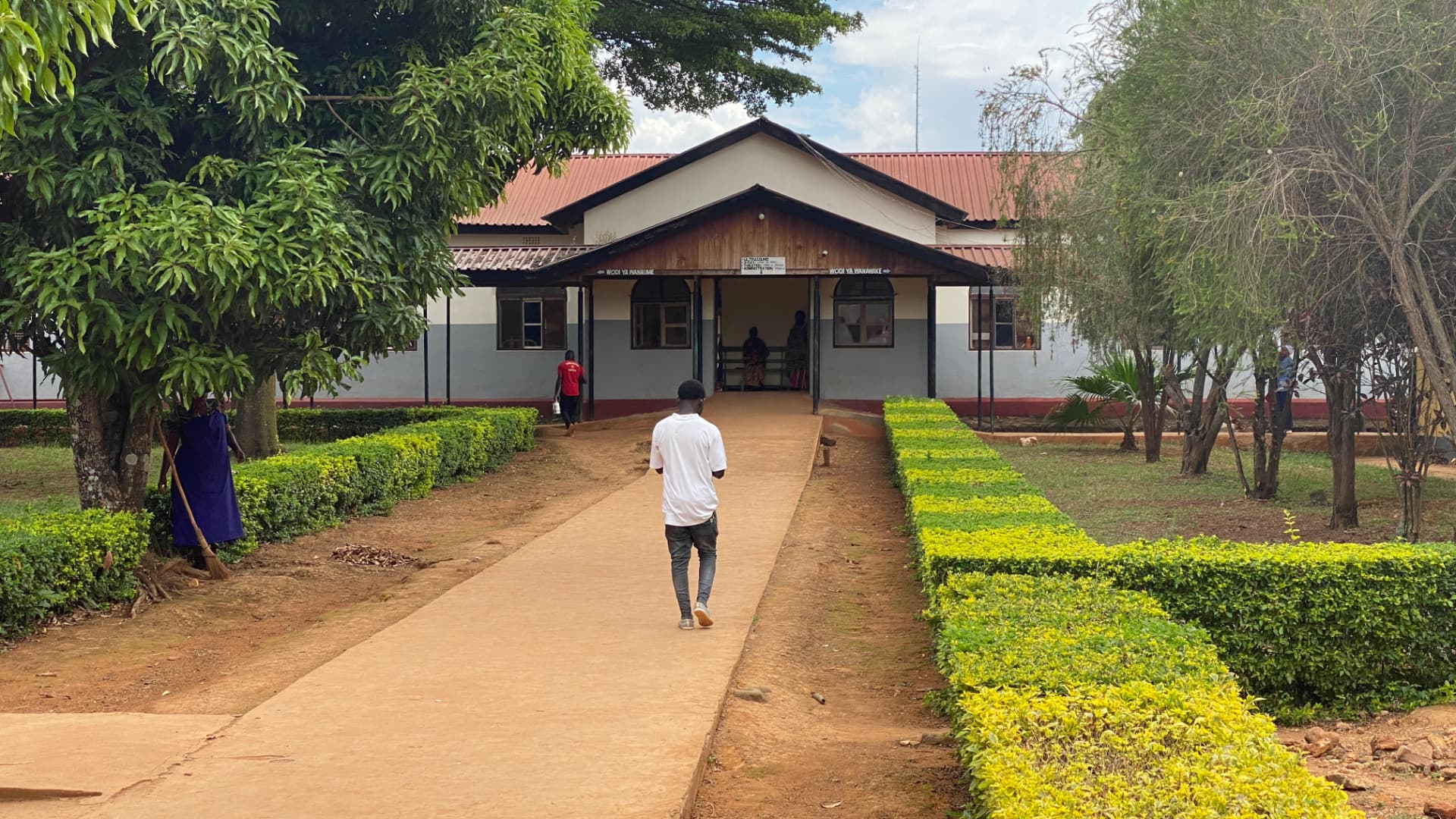 Kabanga Referral Hospital in Tanzania — de voorkant van het ziekenhuis met de ingang
